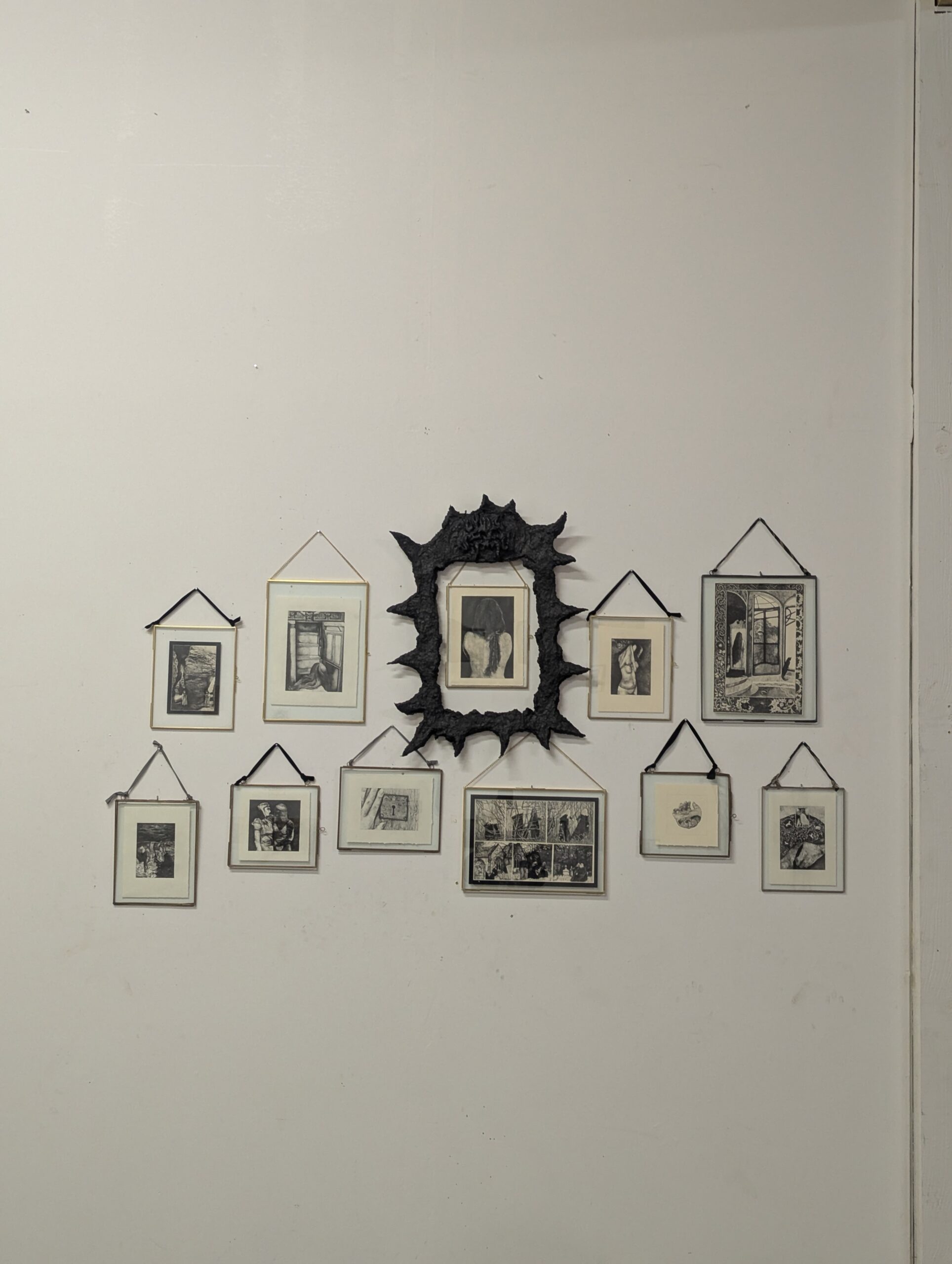 Les originaux de différents dessins encadrés et présentés lors d'une exposition