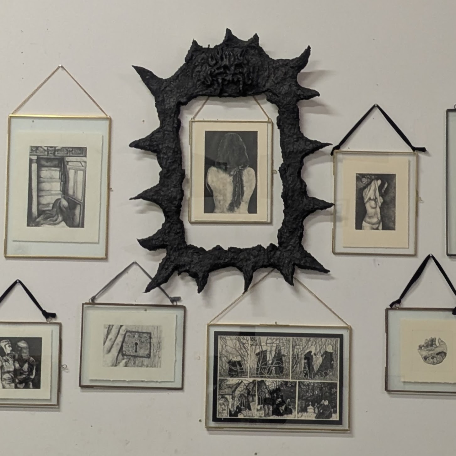Les originaux de différents dessins encadrés et présentés lors d'une exposition